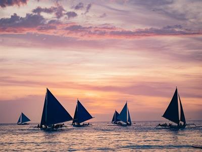 보라카이 화이트비치 세일링보트