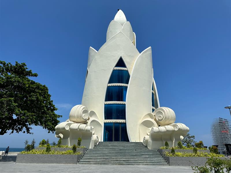 나트랑 침향탑 (흰색)