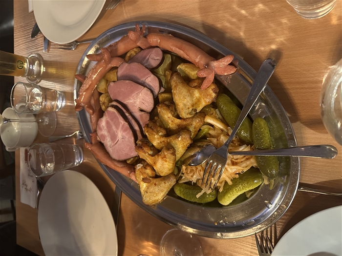 호이라게라는 음식이였는데 무척 맛있었습니다. 양이 적어보여도 밑에 감자튀김이 한 가득 있어서 양은 적당했고 여러가지 음식을 맛볼 수 있어 좋았습니다. 저는 화이트 와인을 곁들여 먹었는데 맥주를 함께 먹어도 맛있을 것같습니다.