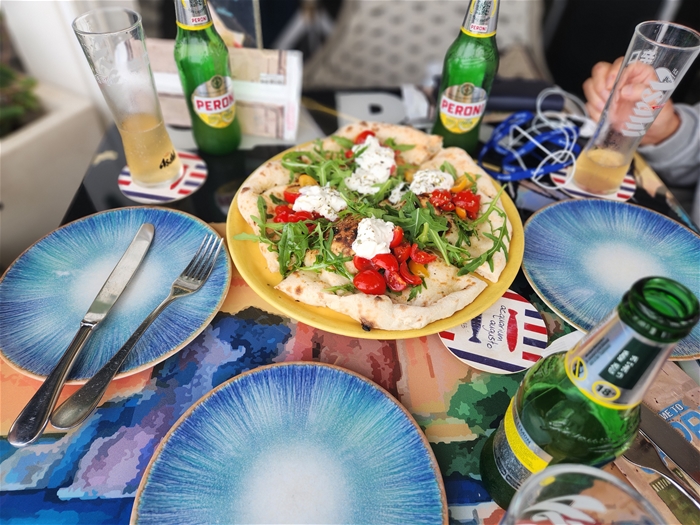 카프리섬에서 즐기는 화덕피자와 레몬맥주